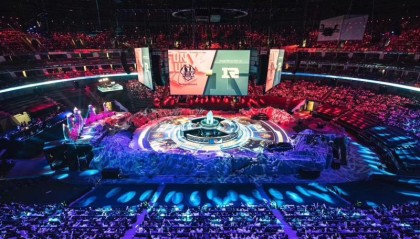 S15决赛彩排现场直击，舞美效果震撼。